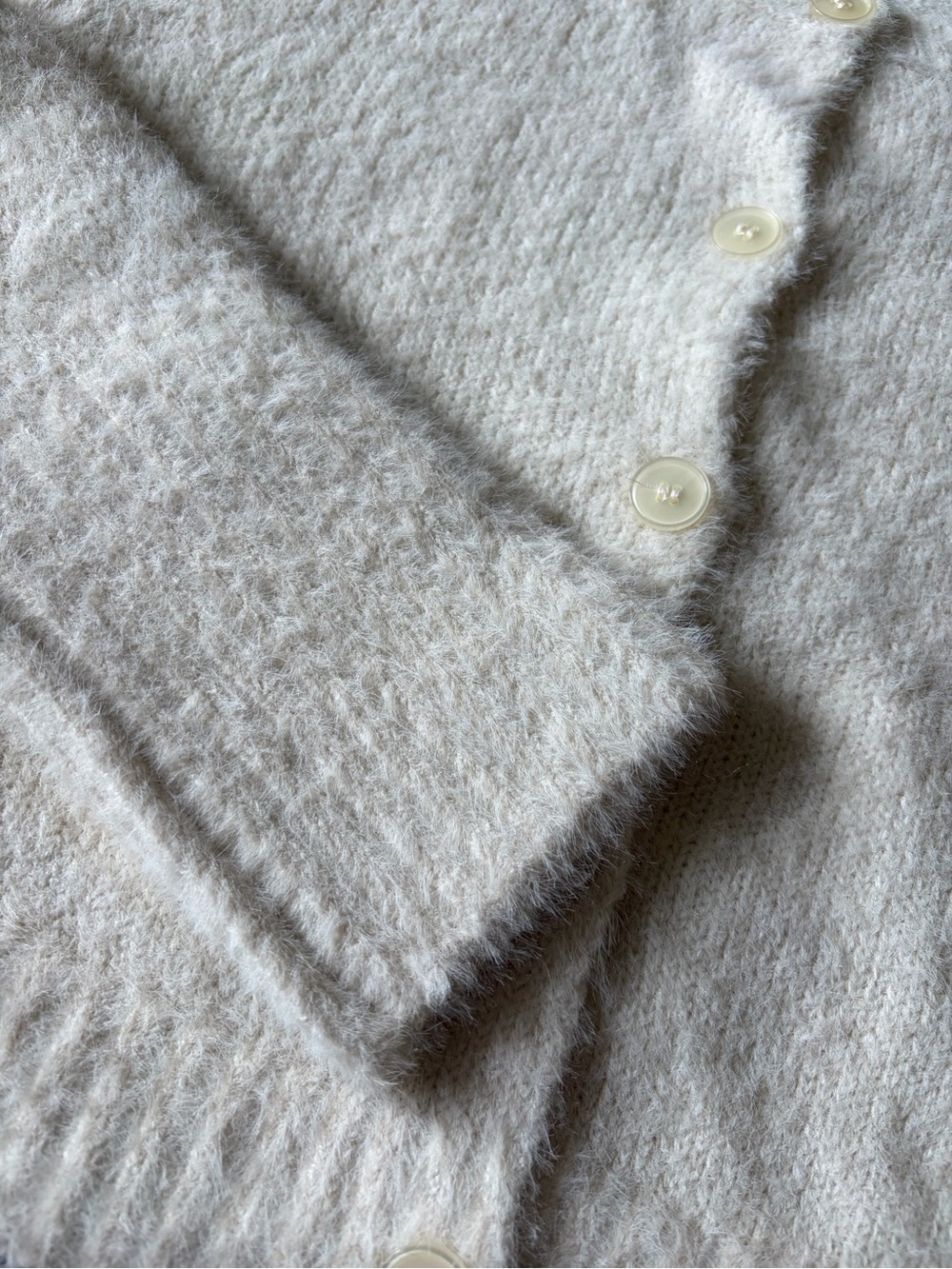 NWOT Urban Outfitters Dayna shrunken cardigan long sleeve fuzzy cropped cream - Picture 3 of 5